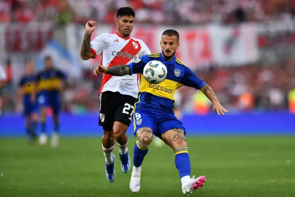 Darío Benedetto em ação contra o River Plate. (Photo by Marcelo Endelli/Getty Images)