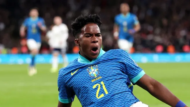 Endrick comemora gol pela Seleção Brasileira. Foto: Catherine Ivill/Getty Images