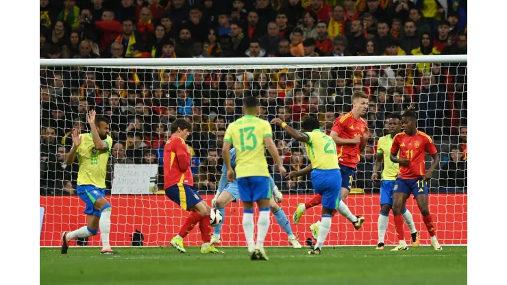 Momento que Endrick bateu na bola. Foto: Denis Doyle/Getty Images