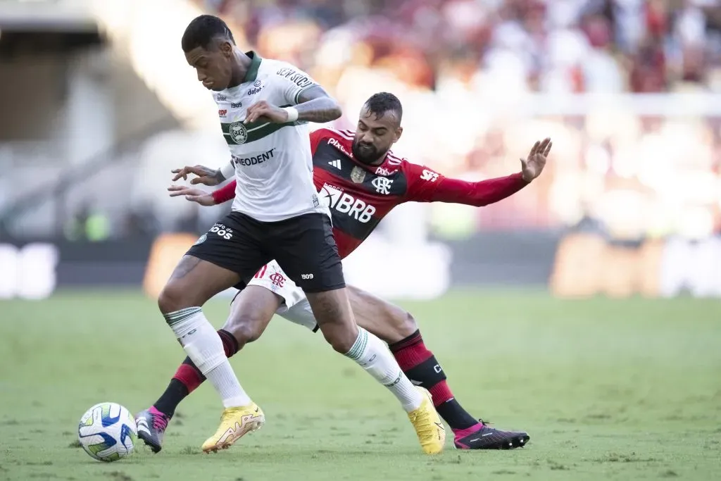 Fabrício Bruno contra o Coritiba. Foto: Jorge Rodrigues/AGIF