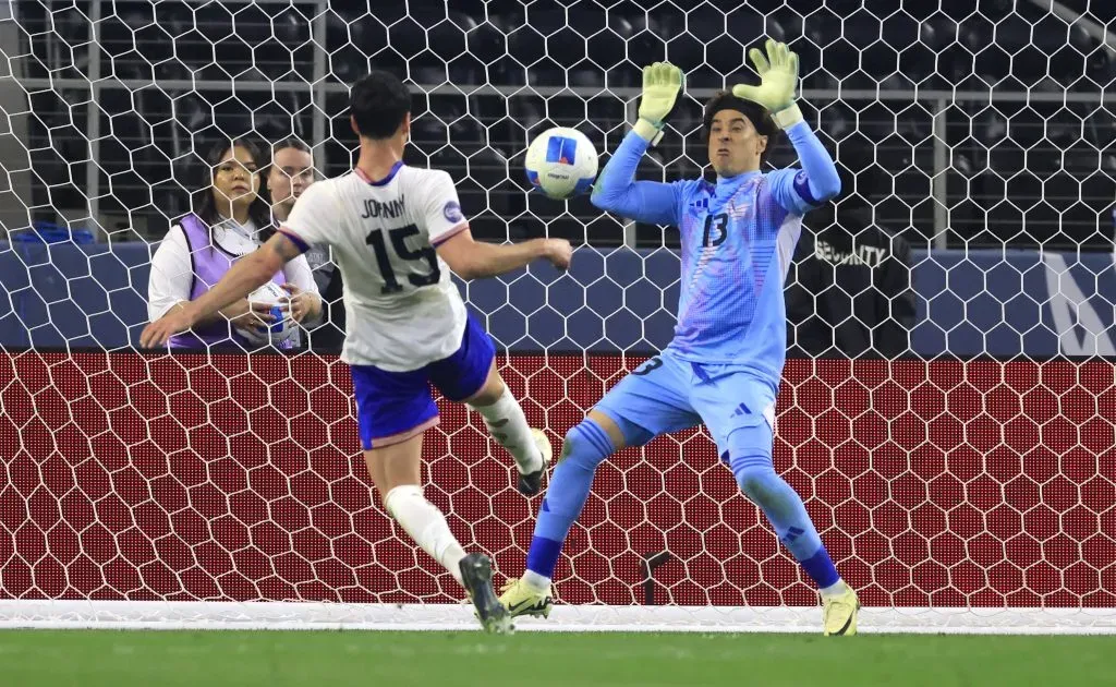 Ochoa pelo México. (Photo by Ron Jenkins/Getty Images)