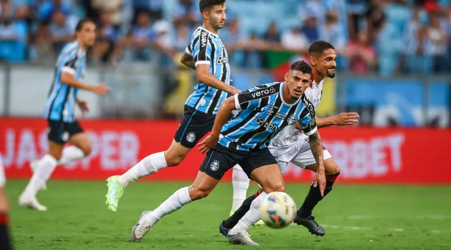Mayk foi punido por expulsão (Foto: Lucas Uebel / Grêmio FBPA / Divulgação)
