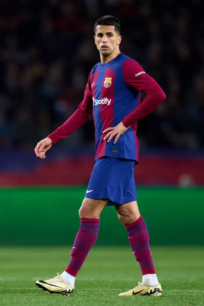 Barcelona já estipulou um preço na negociação com João Cancelo (Photo by Alex Caparros/Getty Images)