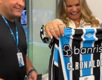 Presidente Alberto Guerra presenteia irmã de Cristiano Ronlado, mãe e o craque com camisa do Grêmio | Foto: reprodução/Grêmio