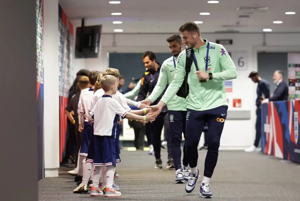 Bento cumprimenta crianças da Inglaterra. Foto: Rafael Ribeiro/CBF