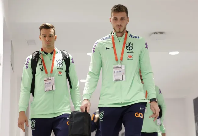 Léo Jardim e Bento chegando ao Santiago Bernabéu. Foto: Rafael Ribeiro/CBF