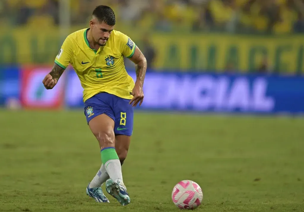 Bruno Guimarães em ação durante a Copa do Mundo de 2022. (Photo by Pedro Vilela/Getty Images)