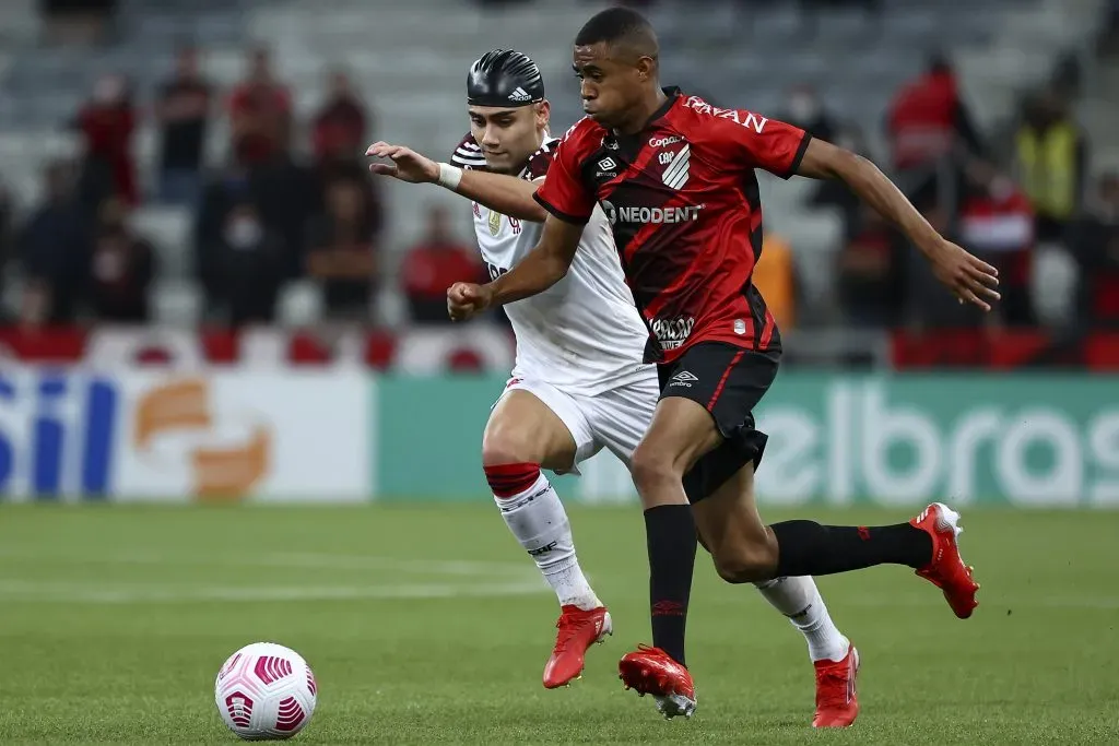 Meio-campista enfrentando o Flamengo (Photo by Buda Mendes/Getty Images)