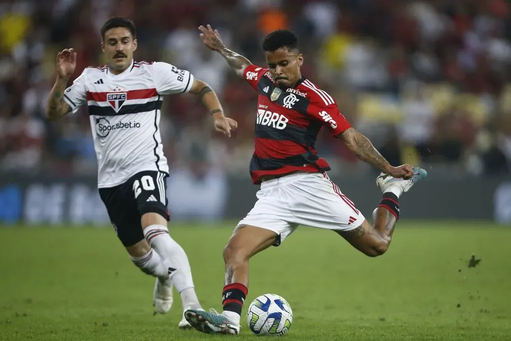 Meio-campista enfrentando o São Paulo (Photo by Wagner Meier/Getty Images)