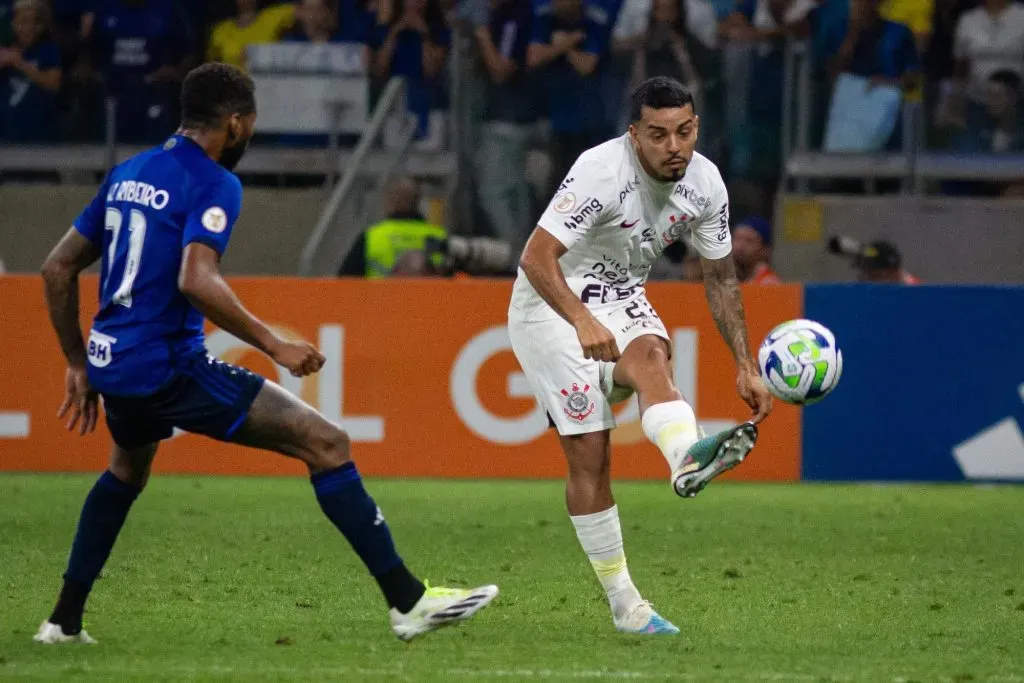 Bidu se aproxima do Santos. Foto: Fernando Moreno/AGIF