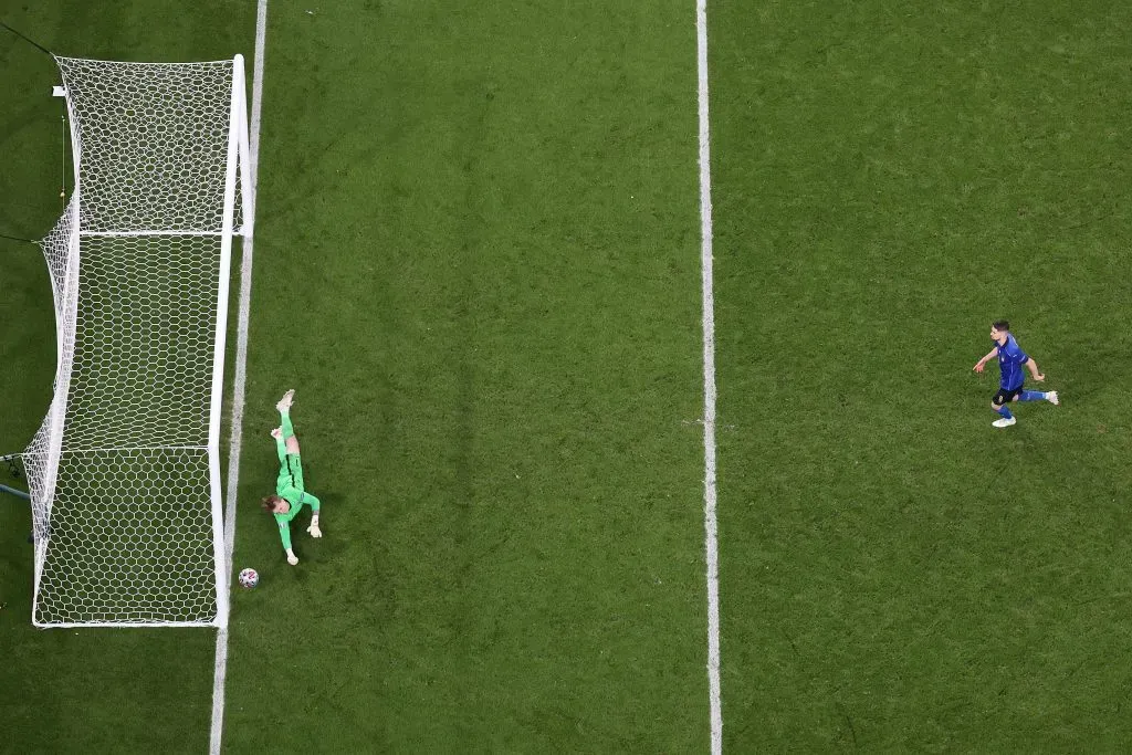 Jorginho marca de pênalti no título da Itália na Eurocopa de 2020. Foto: Laurence Griffiths/Getty Images