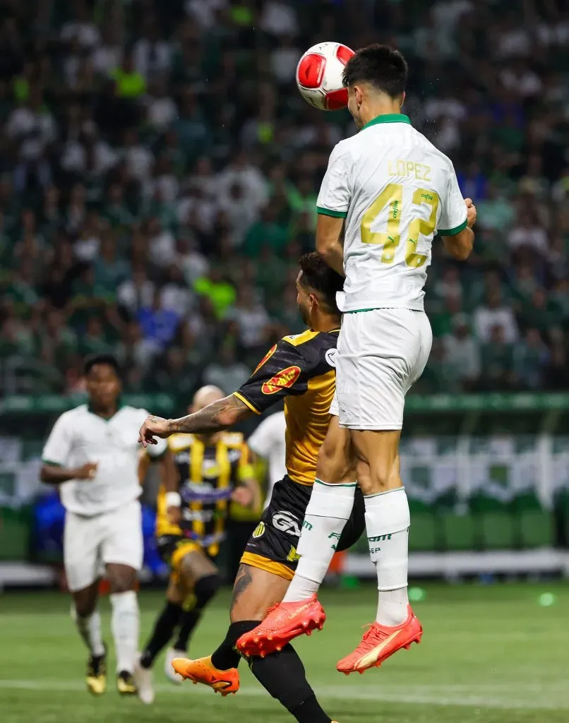 Momento que Flaco ajeitou para Endrick marcar pelo Palmeiras. Foto: Fabio Menotti/Palmeiras
