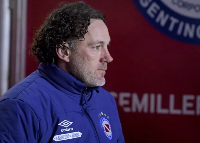 Gabriel Milito coach . (Photo by Marcelo Endelli/Getty Images)