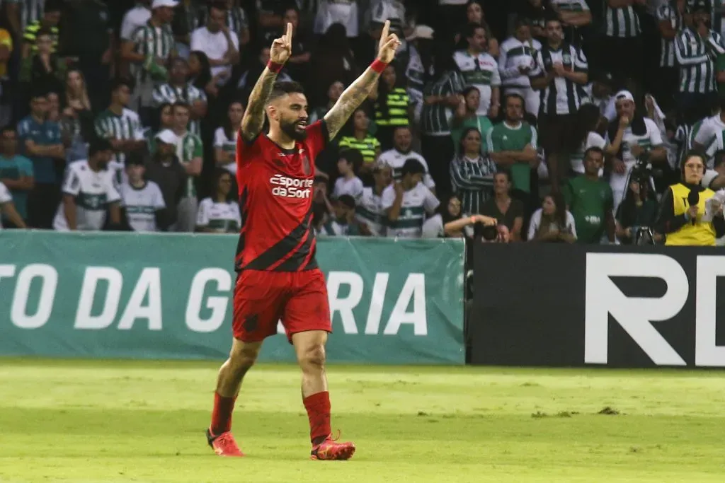 Gonzalo Mastriani em ação pelo Athletico Paranaense. Foto: Gabriel Machado/AGIF