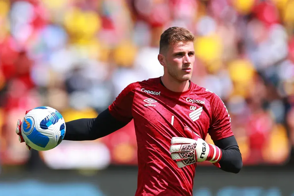 Bento aquecendo pelo Athletico Paranaense. (Photo by Hector Vivas/Getty Images)