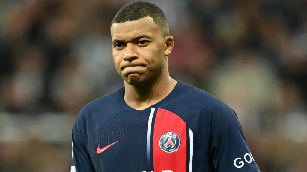Mbappé é novamente alvo de críticas no PSG (Foto: Michael Regan/Getty Images)