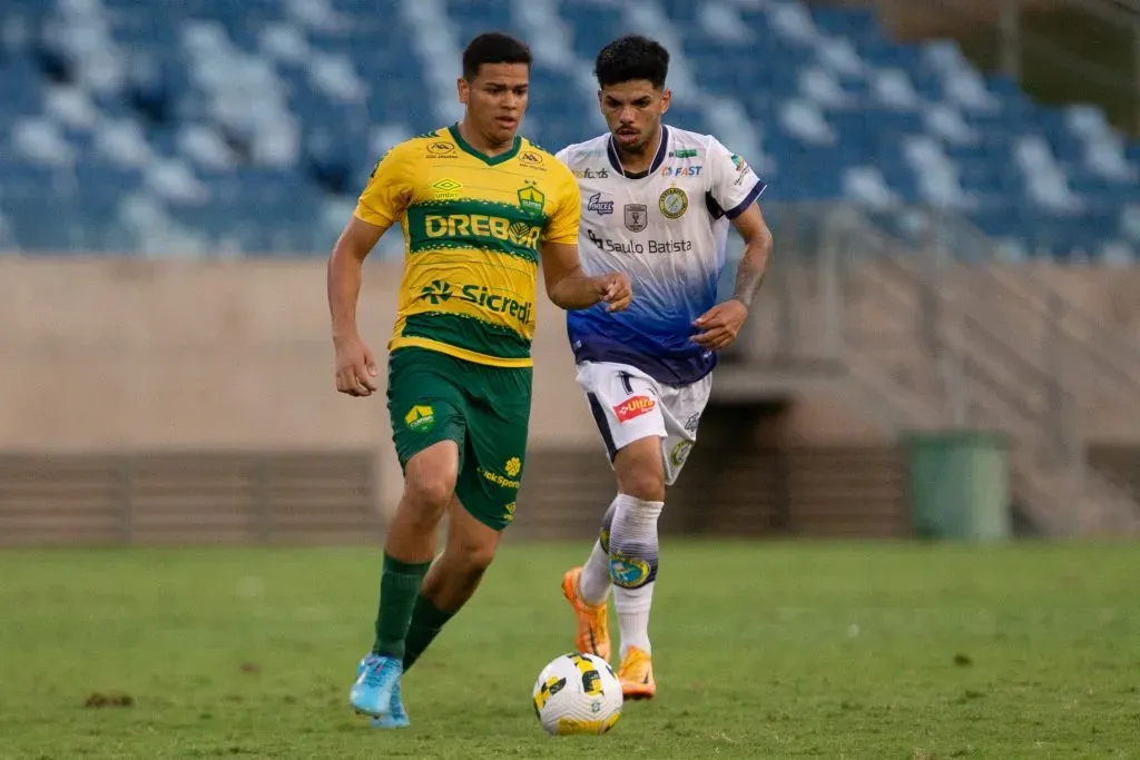 Rikelme em ação pelo Cuiabá contra o Costa Rica. Foto: Gil Gomes/AGIF
