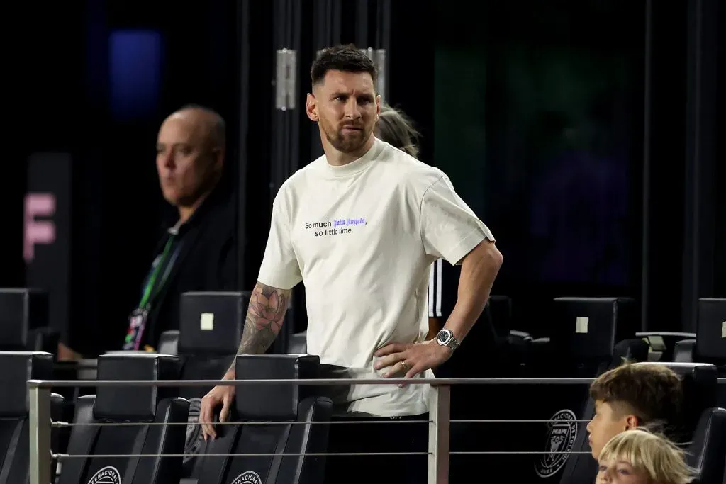 Messi se recupera de lesão e não entrou em campo contra o Monterrey, mas se juntou para cobrar árbitro e treinador adversário (Photo by Megan Briggs/Getty Images)