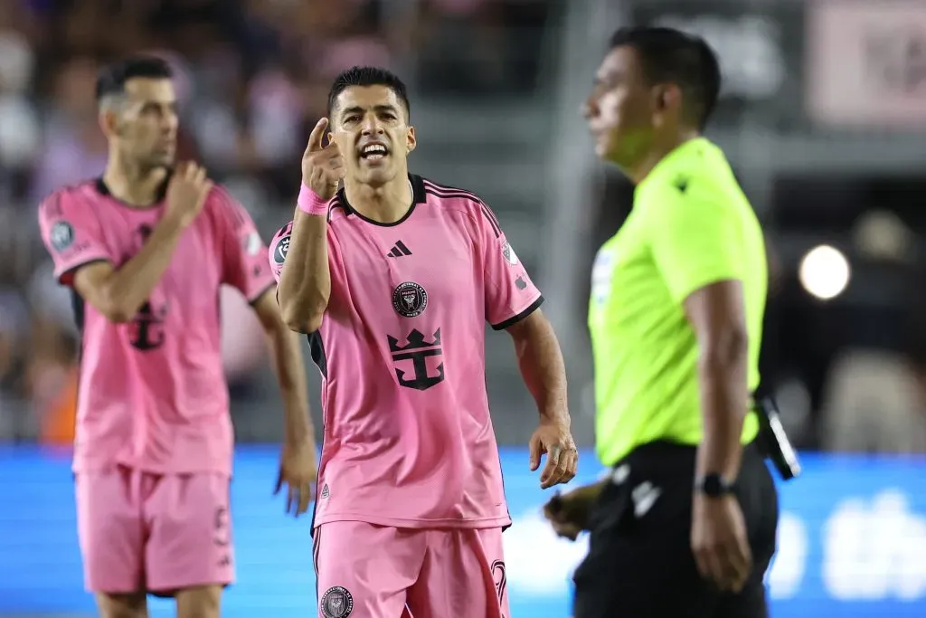 Suárez reclama com árbitro da partida contra o Monterrey (Photo by Megan Briggs/Getty Images)