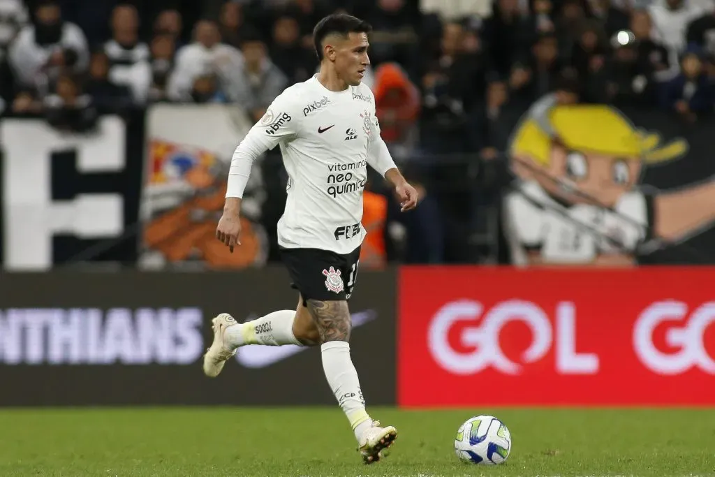 Meia no duelo diante do Coritiba (Photo by Miguel Schincariol/Getty Images)