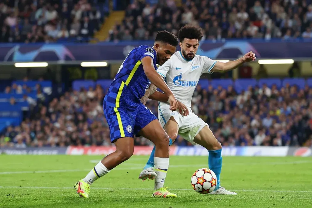 Claudinho em ação contra o Chelsea. (Photo by Catherine Ivill/Getty Images)