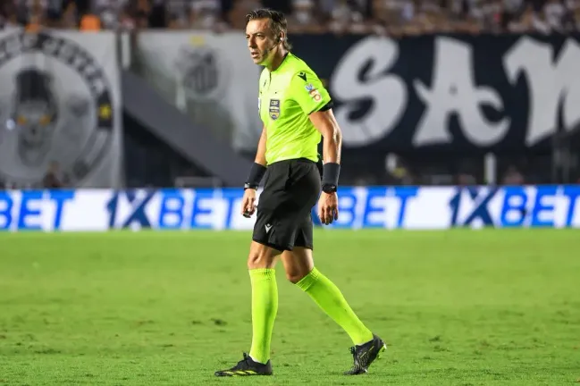 Árbitro Rafael Claus durante partida entre Santos e Sao Paulo no estadio Vila Belmiro pelo Campeonato Brasileiro A 2023. Foto: Marcello Zambrana/AGIF