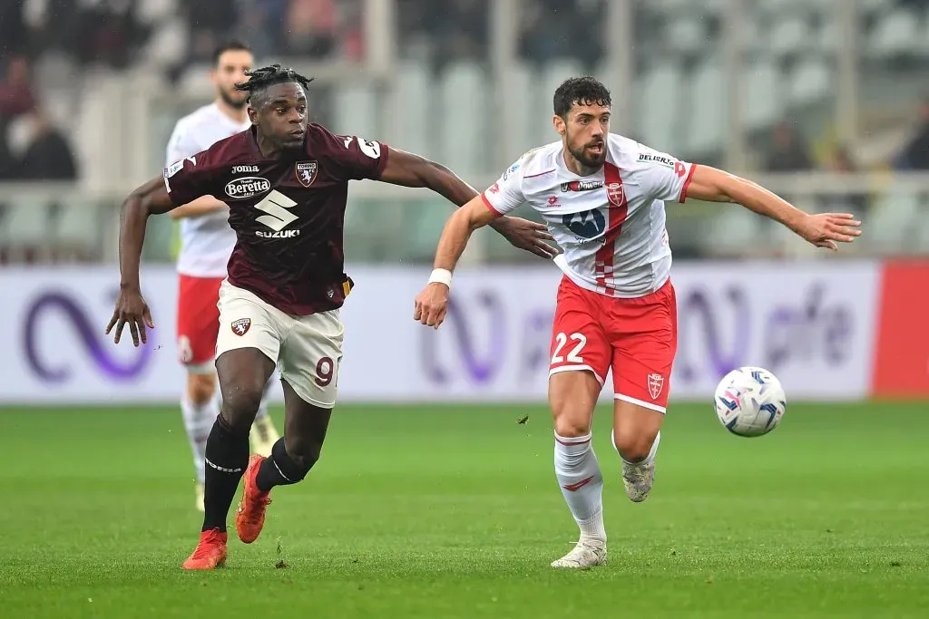 Pablo Marí marcando Duvan Zapata, do Torino. (Photo by Valerio Pennicino/Getty Images)