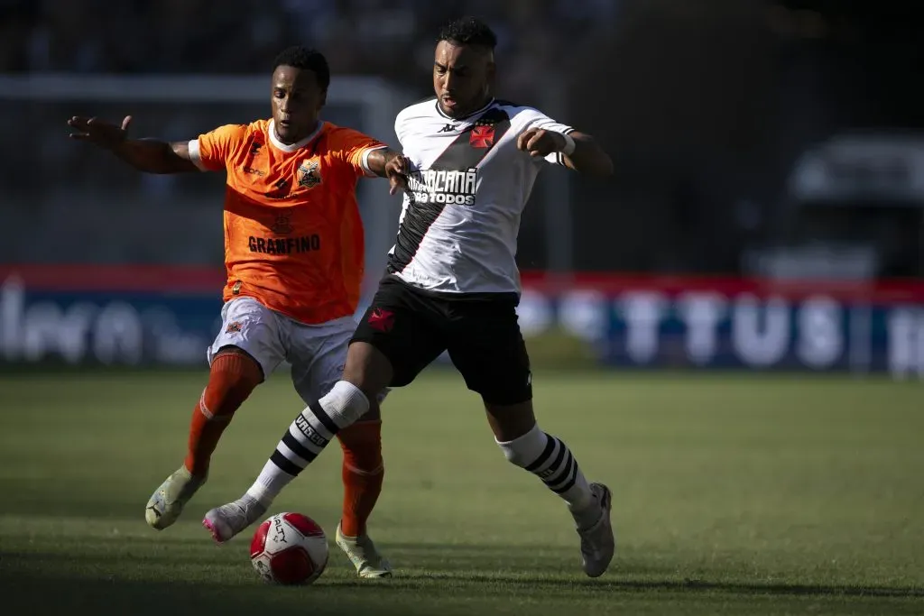 Xandinho ao lado de Payet. Foto: Jorge Rodrigues/AGIF