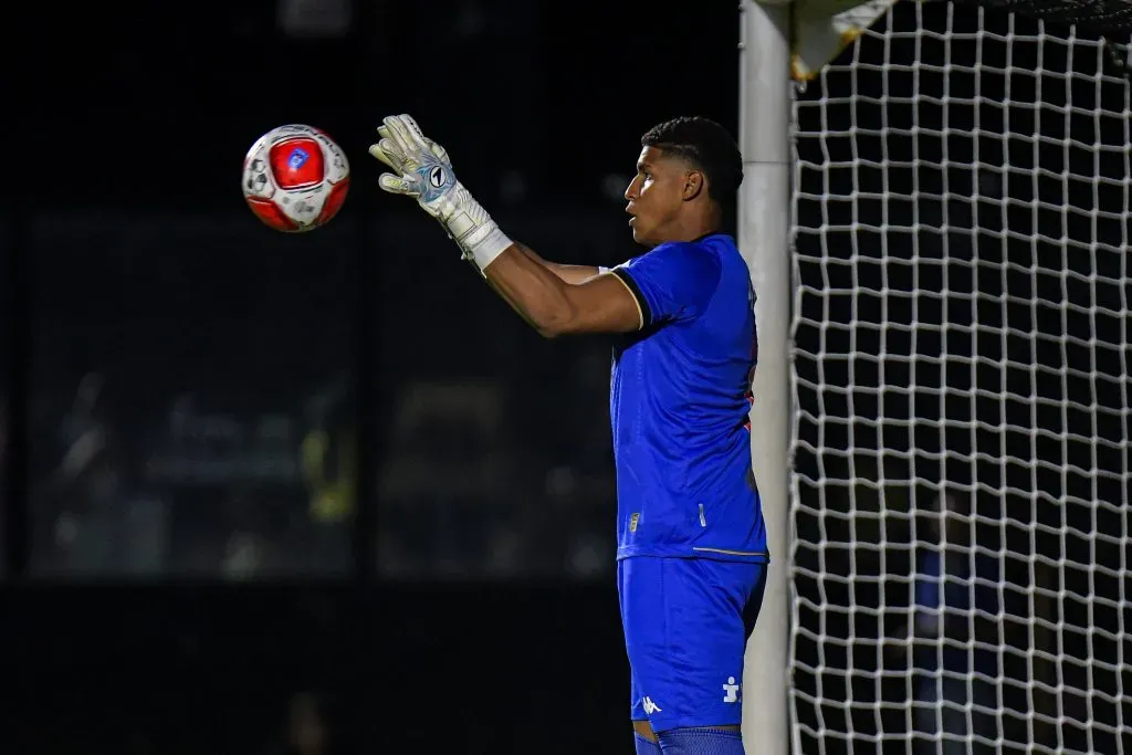 Tratativas com o Vila Nova estão avançadas e o goleiro pode sair em breve. Foto: Thiago Ribeiro/AGIF