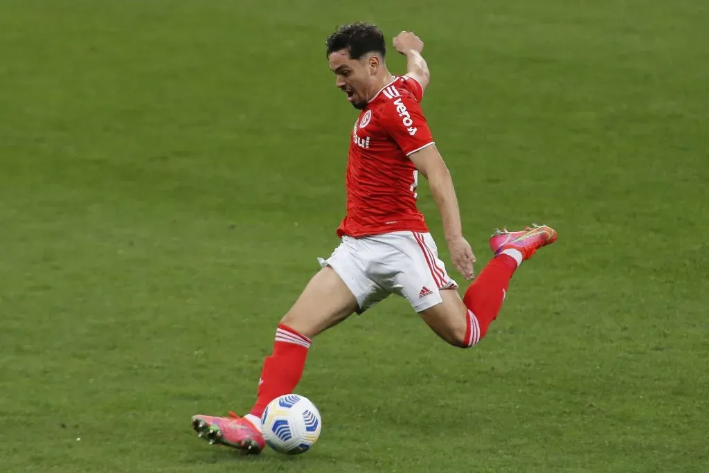 Maurício em ação pelo Internacional. (Photo by Miguel Schincariol/Getty Images)