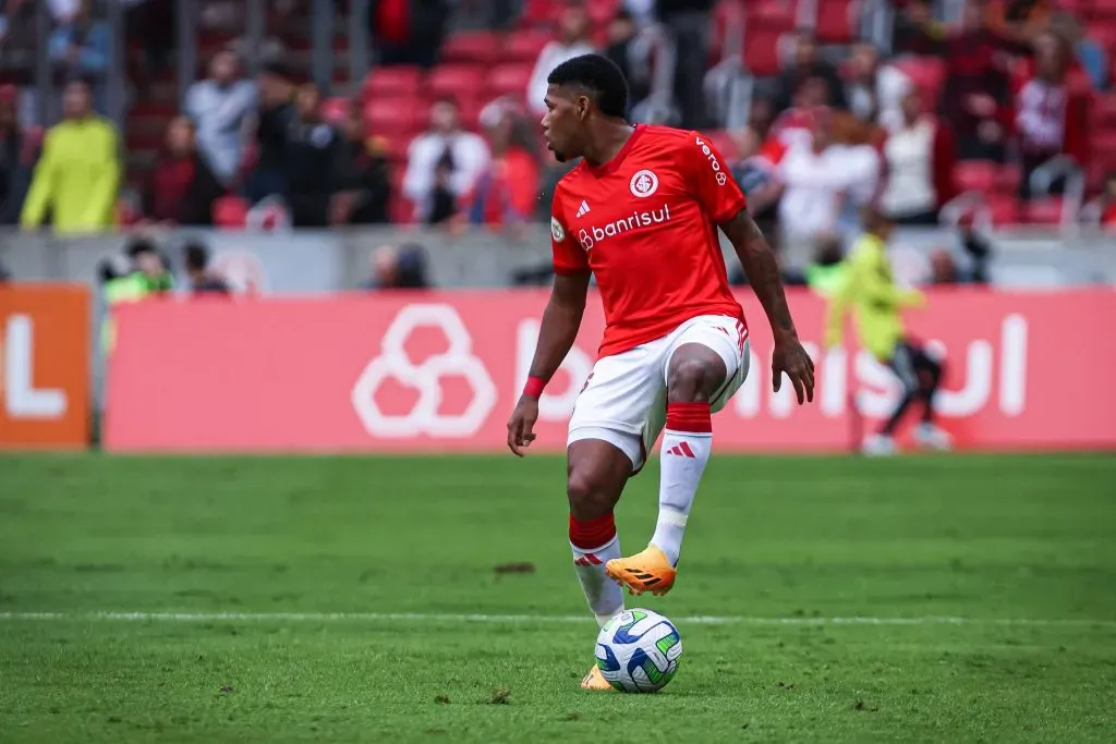 Thauan Lara em ação pelo Internacional | Foto: Maxi Franzoi/AGIF