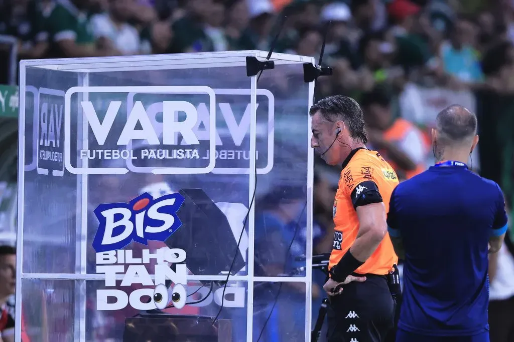 Rafael Claus não marcou o pênalti em campo e foi até ao VAR para revisar o lance. Na sequência, o pênalti foi marcado para o Palmeiras. Foto: Ettore Chiereguini/AGIF