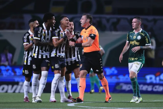 Jogadores do Santos reclamam com o árbitro Rafael Claus na final do Paulistão contra o Palmeiras | Foto: Ettore Chiereguini/AGIF