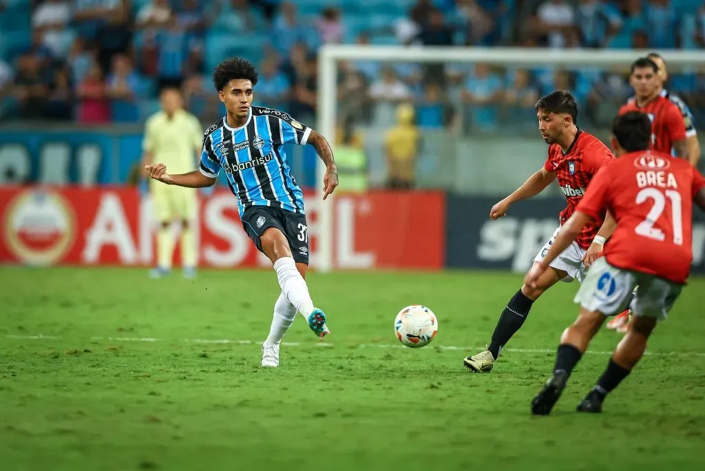 Du Queiroz foi alvo de vaias da torcida (Foto: Lucas Uebel/Grêmio/Divulgação)