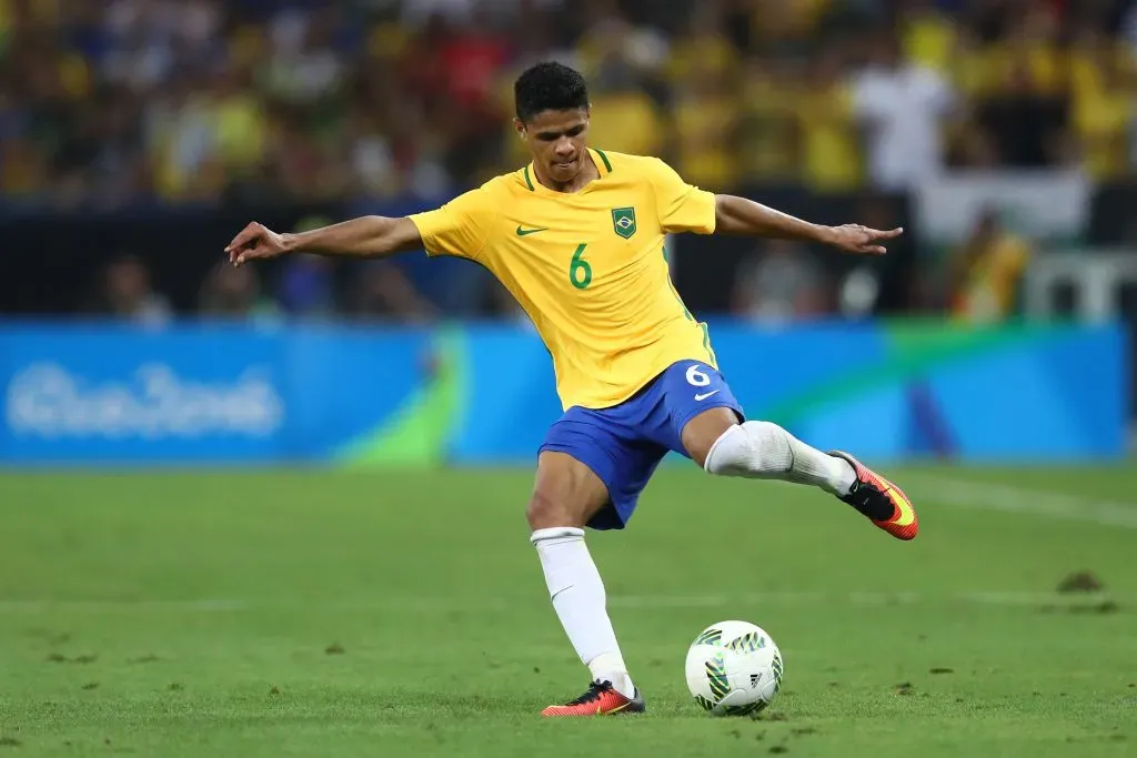 Douglas Santos na final diante da Alemanha (Photo by Clive Mason/Getty Images)