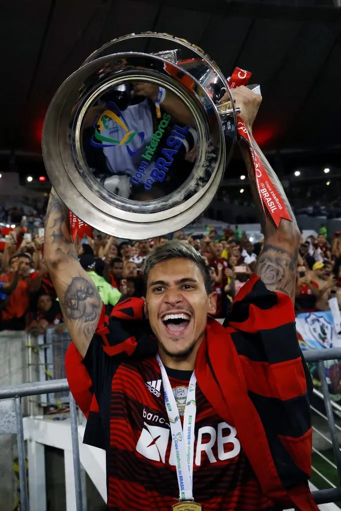 Pedro é ofuscado por Germán Cano. Foto: Wagner Meier/Getty Images