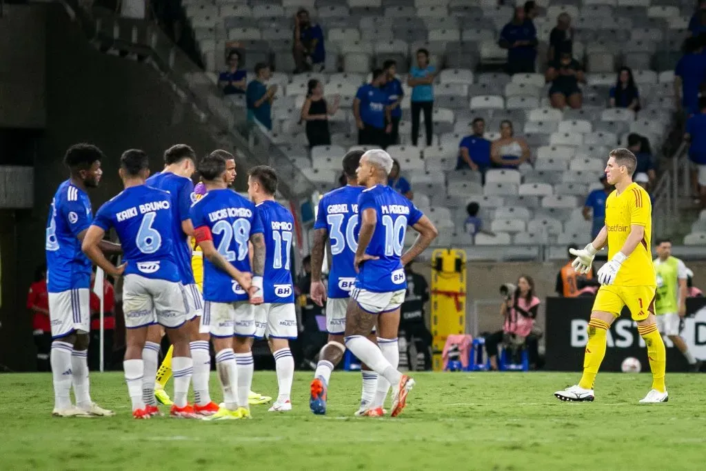 Jogadores do Cruzeiro lamentam | Foto: Fernando Moreno/AGIF