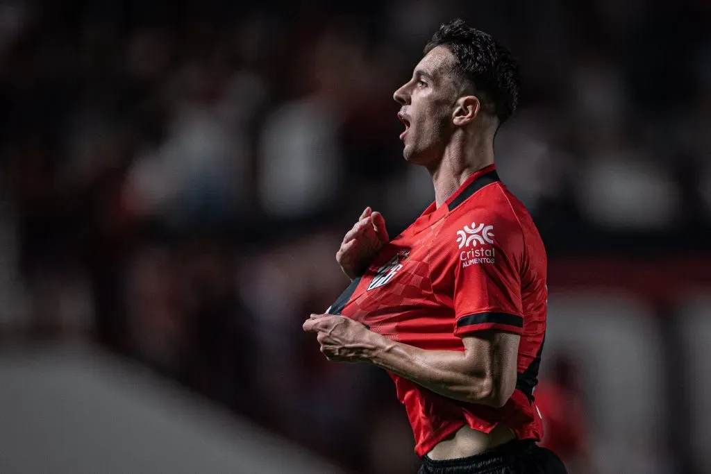 Meia ao marcar diante do Criciúma. Foto: Isabela Azine/AGIF