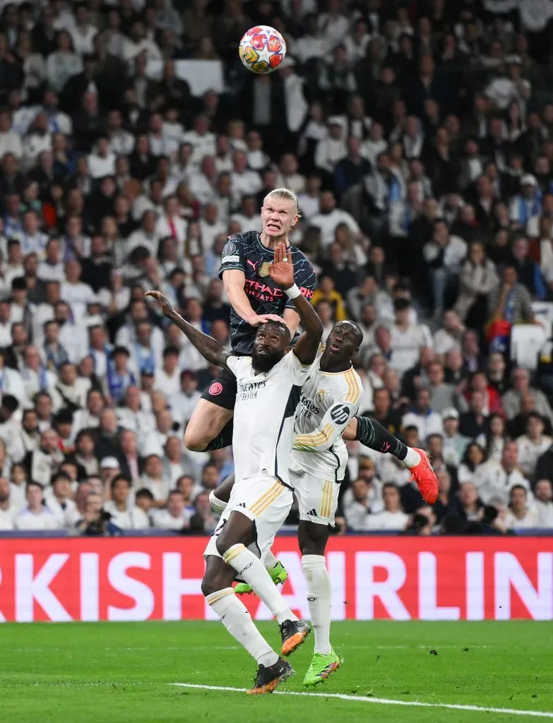 Pep Guardiola saiu em defesa de Haaland após duelo contra o Real Madrid na Champions League. (Photo by David Ramos/Getty Images)