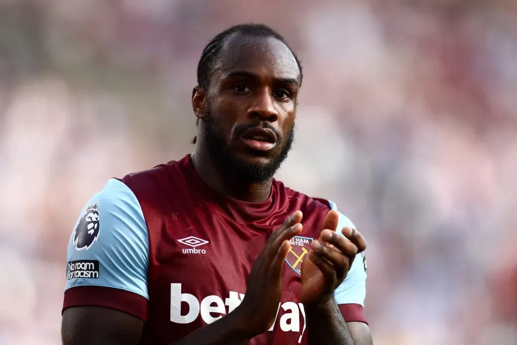 Michail Antonio aplaudindo a torcida do West Ham. (Photo by Ben Hoskins/Getty Images)