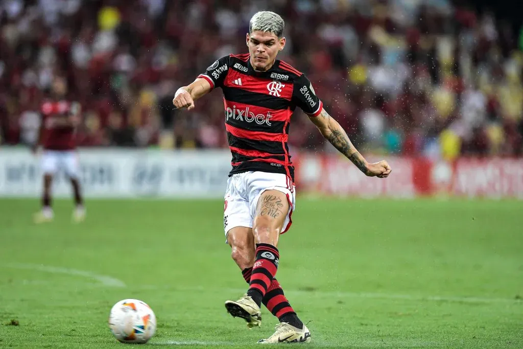 Ayrton Lucas em ação pelo Flamengo. Foto: Thiago Ribeiro/AGIF