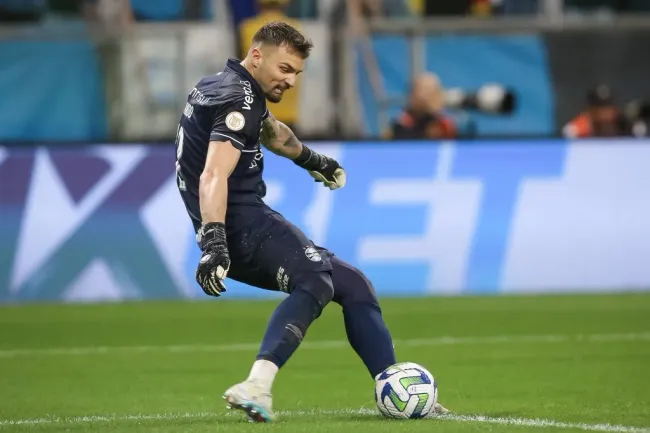 Torcida do Grêmio se vê dividida pela saída de Grando (Photo by Pedro H. Tesch/Getty Images)