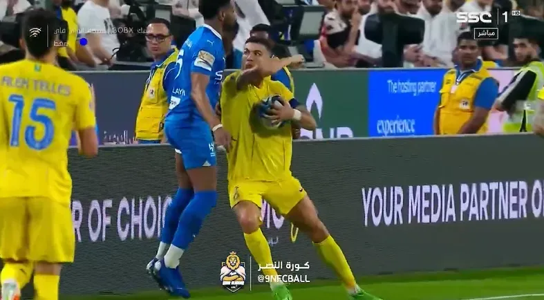 Momento em que Cristiano Ronaldo dá cotovelada | Foto: Reprodução