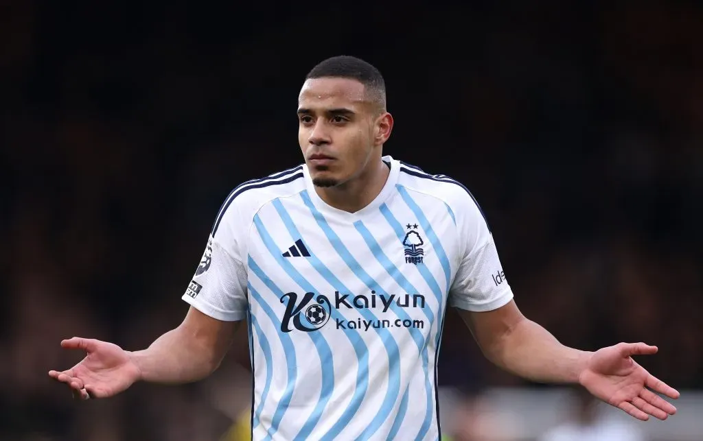 Zagueiro enfrentando o Luton Town (Photo by Alex Pantling/Getty Images)