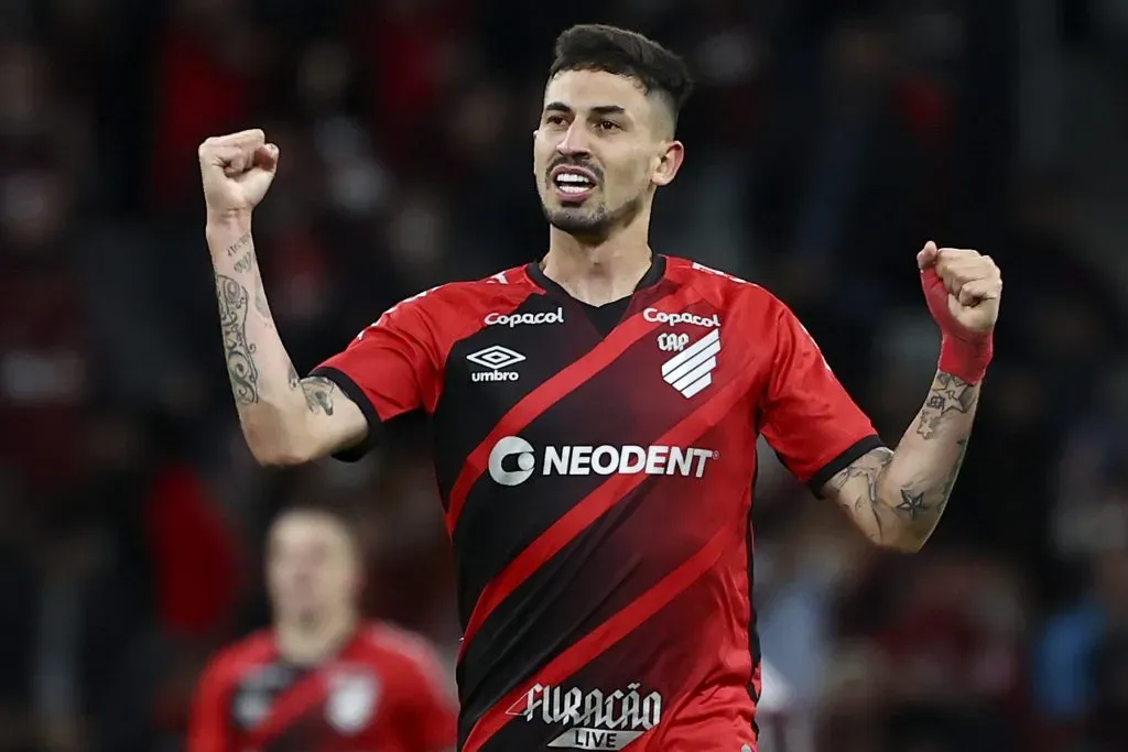 Pedro Henrique celebrando vitória do Athletico Paranaense. (Photo by Buda Mendes/Getty Images)