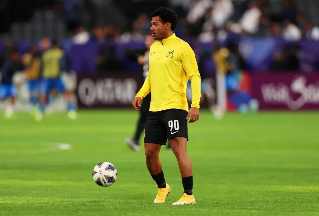 Romarinho aquecendo pelo Al-Ittihad. (Photo by Yasser Bakhsh/Getty Images)