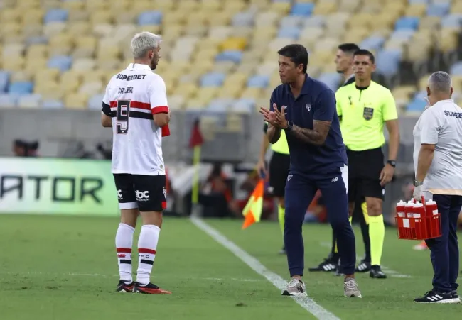 Calleri conversa com Thiago Carpini durante a partida contra o Flamengo, no Maracanã, na última quarta (17) | Foto: Rubens Chiri/saopaulofc