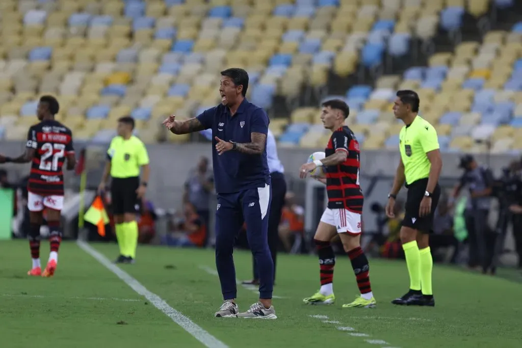 Thiago Carpini dá orientações ao time contra o Flamengo | Foto: Rubens Chiri/saopaulofc
