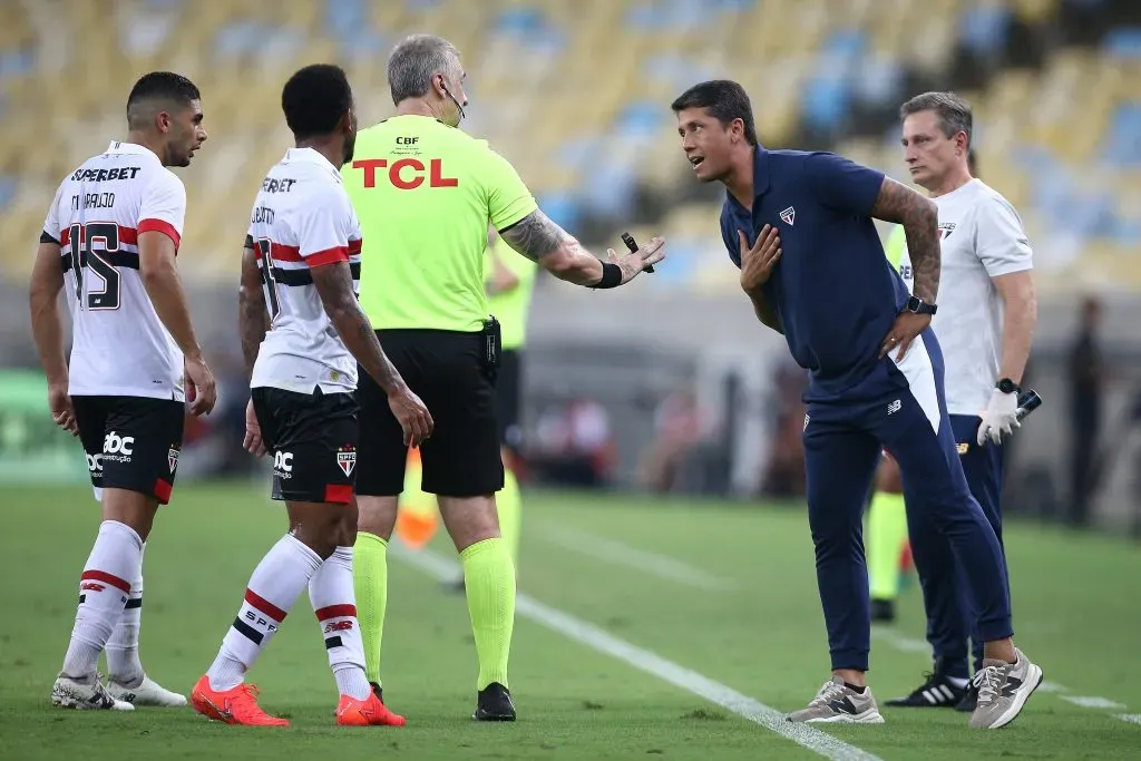 Carpini com jogadores do São Paulo. Foto: Wagner Meier/Getty Images