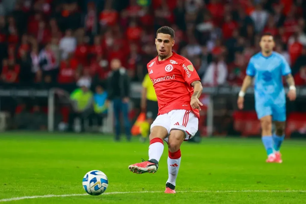 Gabriel em ação contra o Bolivar. Foto: Luiz Erbes/AGIF